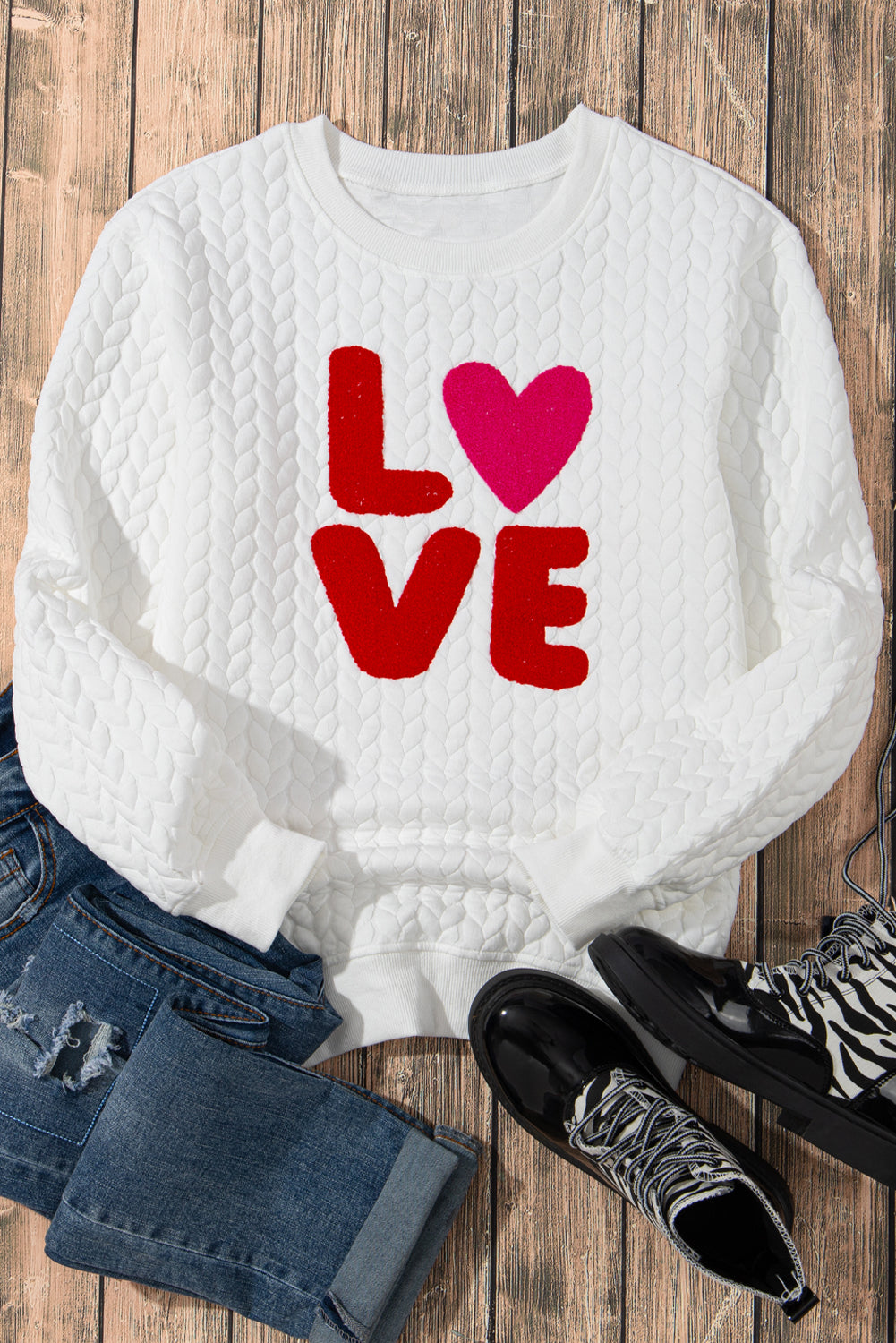 White sweatshirt in twisted knitting embroidered love caterpillar