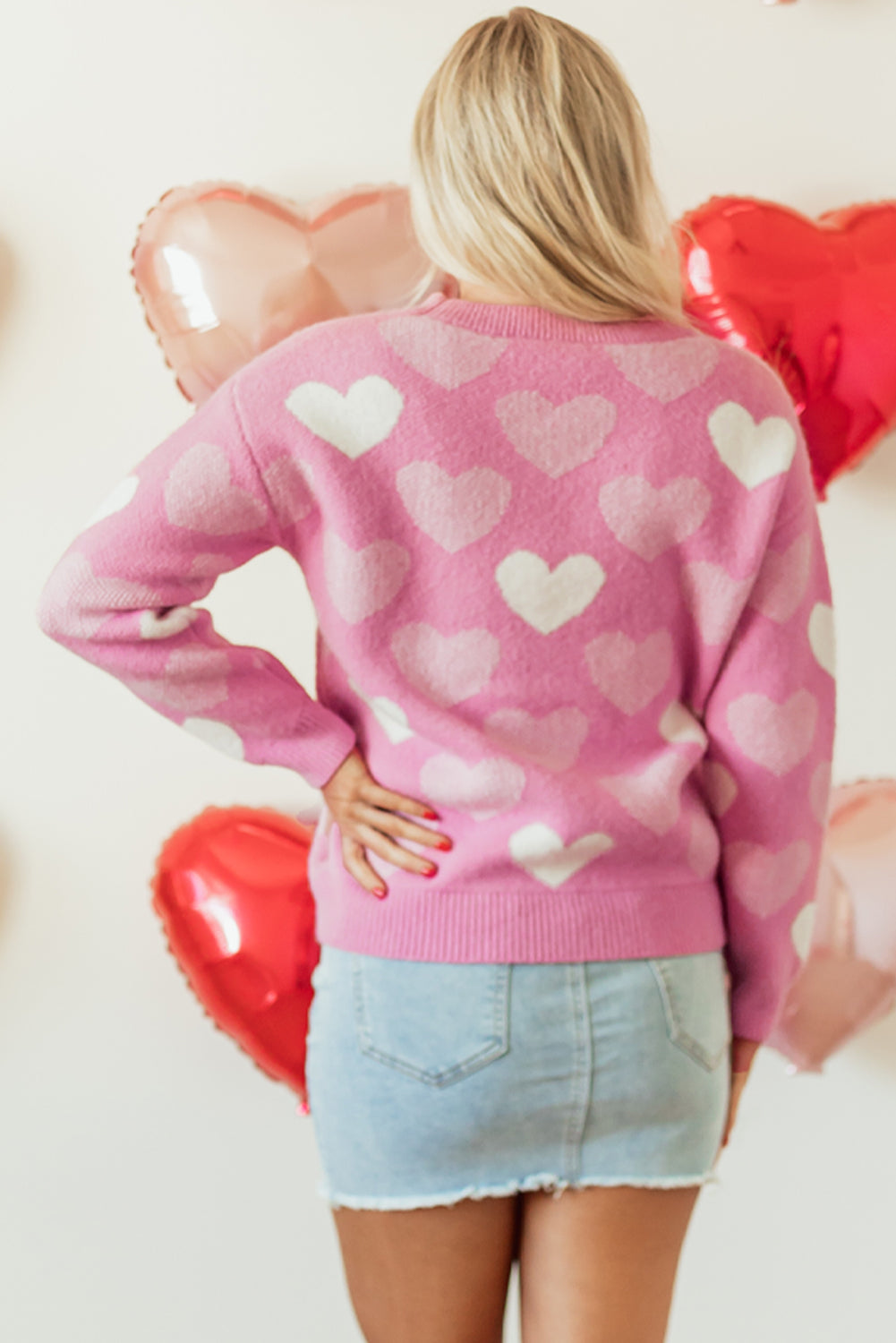 Suéter rosa de cuello redondo y corazón perla impreso para el día de San Valentín