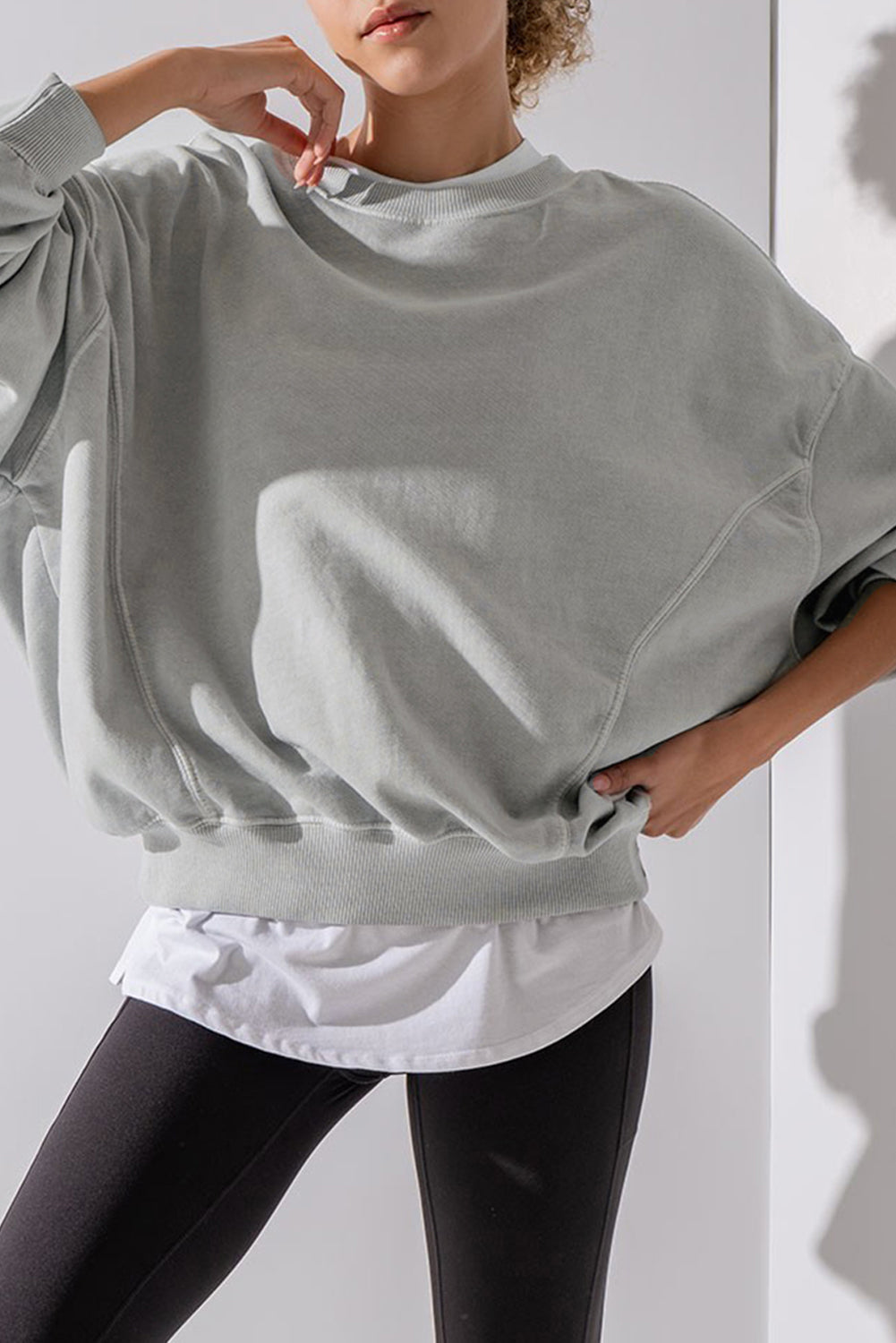 Sudadera gris con costuras expuestas, manijas de murciélagos y hombros caídos