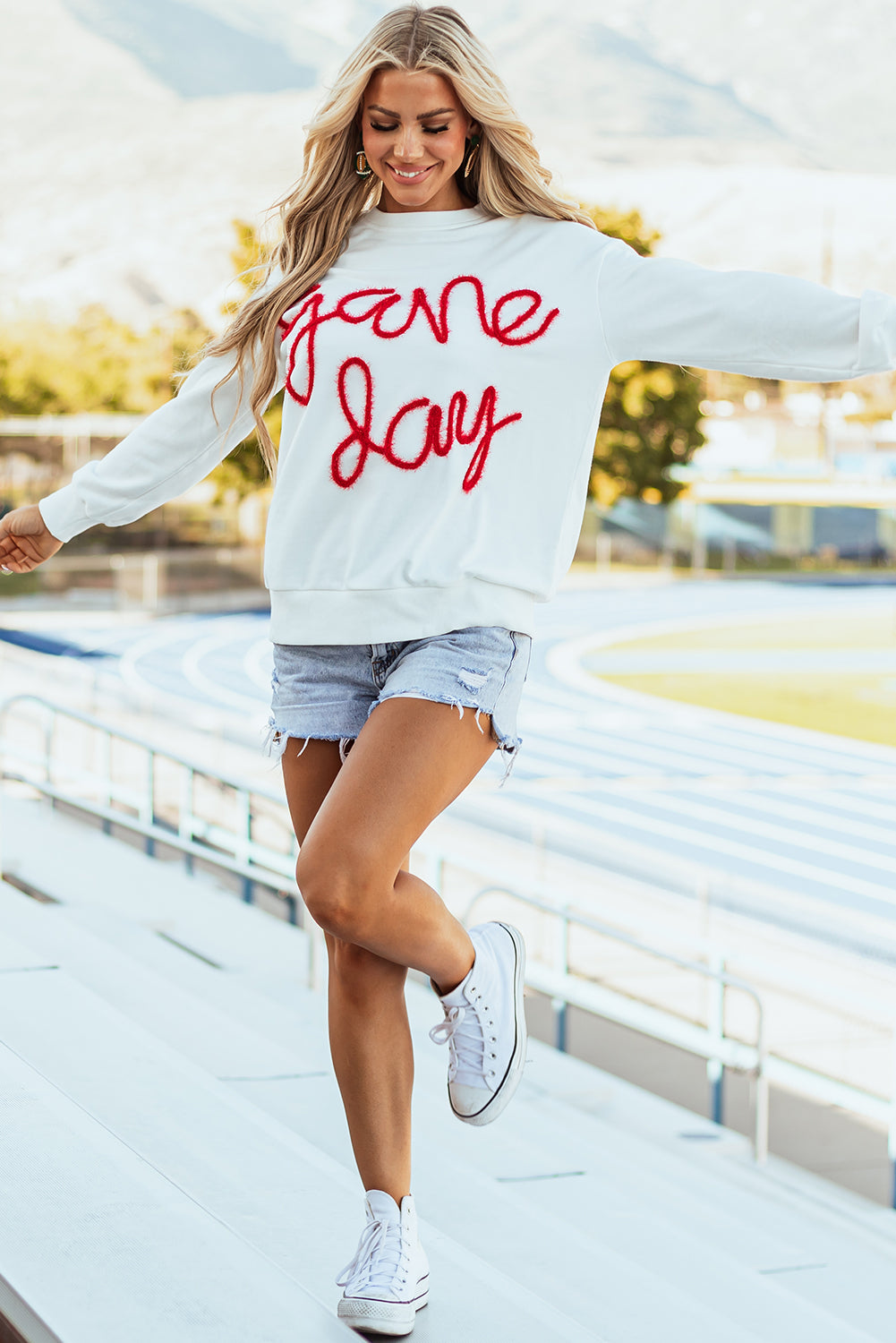 Tinsel Game Day Graphics White Sweins con hombros caídos