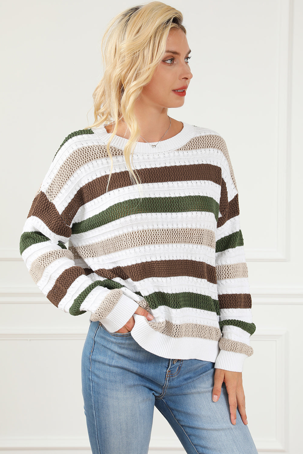 Pull en tricot ajouré au crochet à rayures
