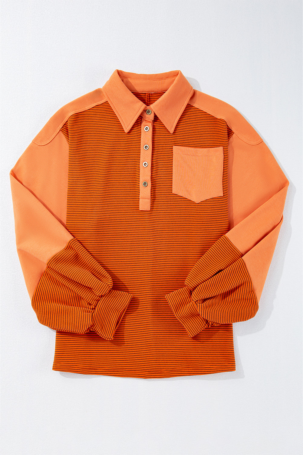 Camiseta de interruptor Henley con rayas expuestas y costuras, collar doblado, mangas hinchadas