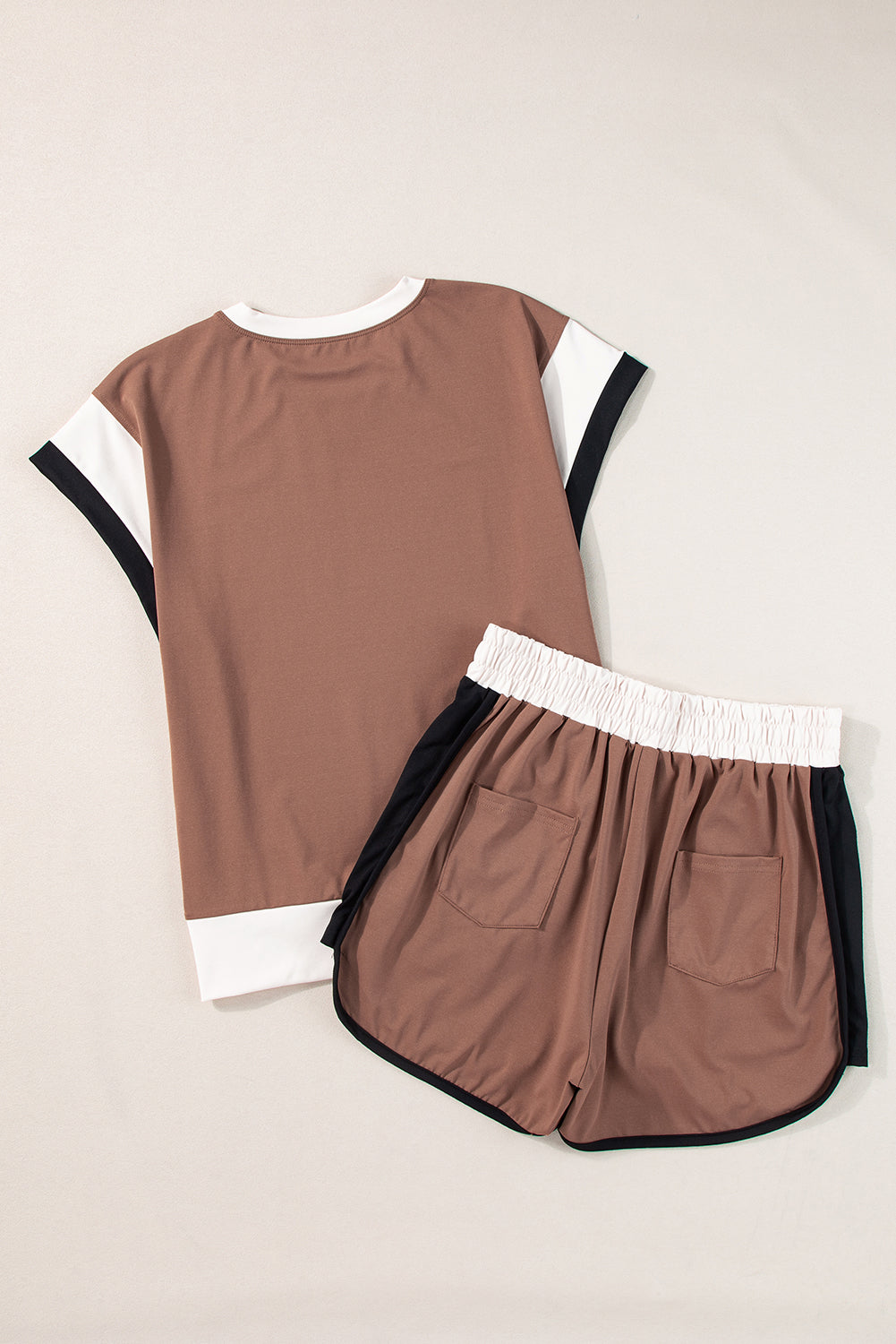 Kaffeekontrastverkleidungskappen -Tee -Shorts Set