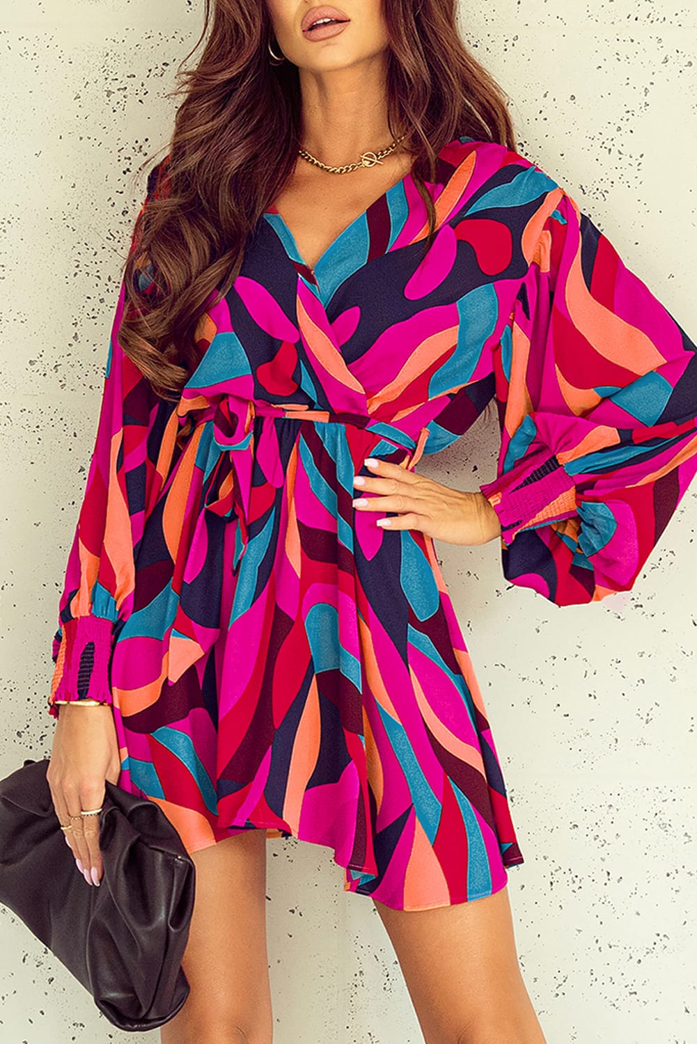 Mini-robe ceinturée à manches bouffantes et imprimé abstrait rouge vif