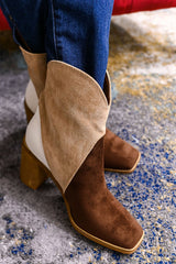 Bottines beiges à talon et empiècements contrastés effet daim