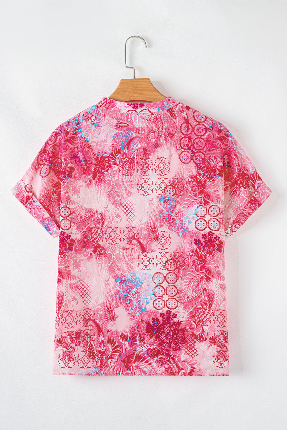 Blusa de manga corta enrollada con estampado floral abstracto en V -cuello y rosa