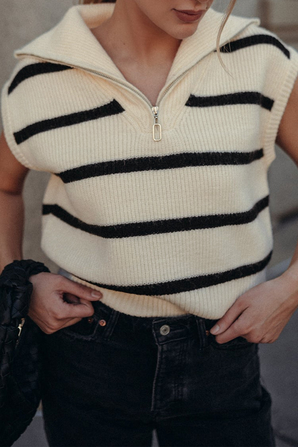 Top a maglia con cappuccio con cerchio con zip a strisce bianche