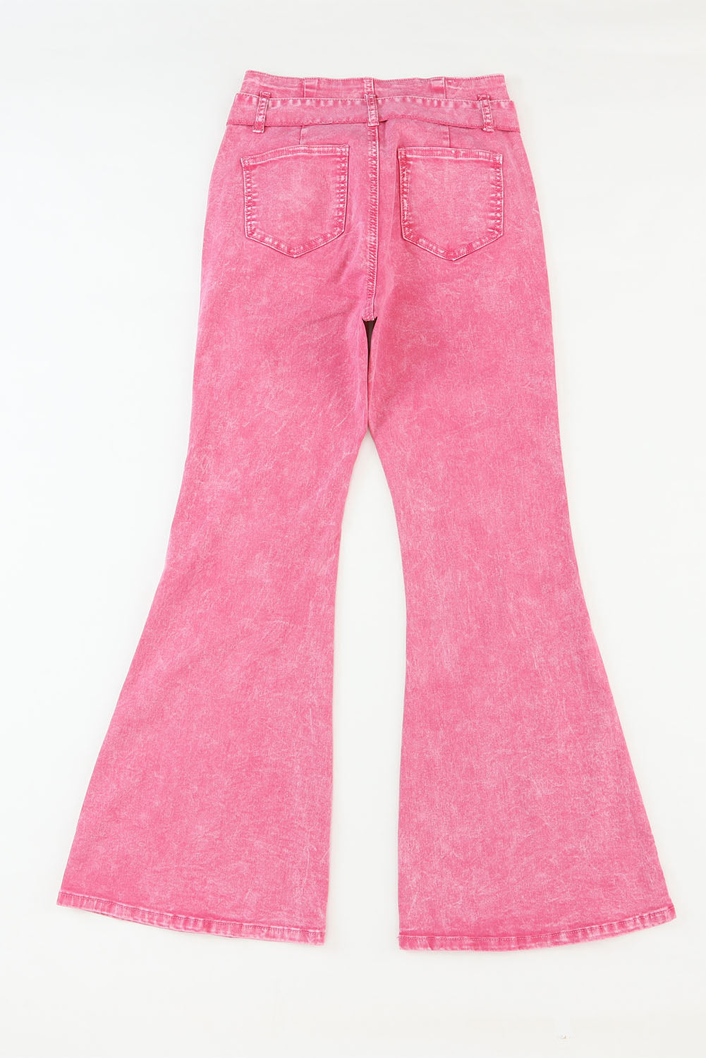 Nudo delantero de la pierna de la pata de la bengala de color rosa jeans casuales