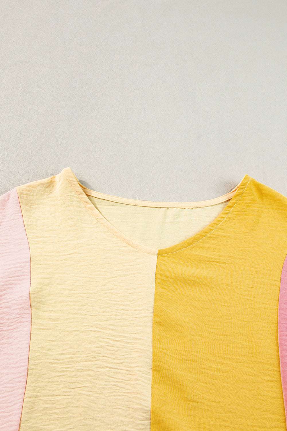 Camiseta de cuello en V y albaricoque arrugado