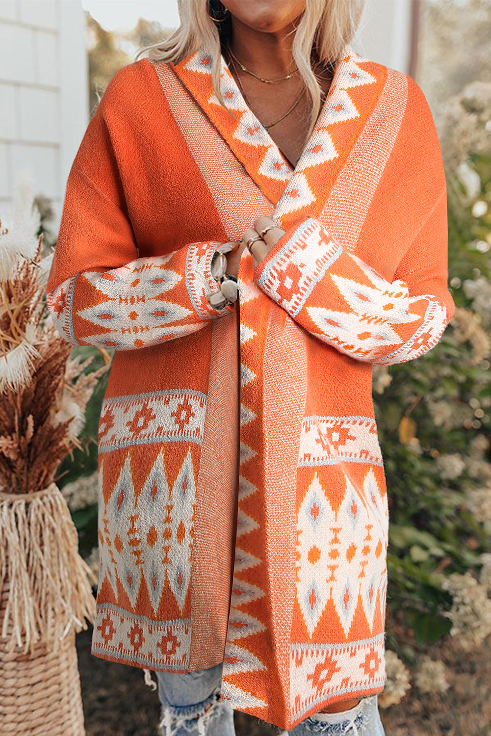 Cardigan tricoté orange imprimé aztèque ouvert sur le devant