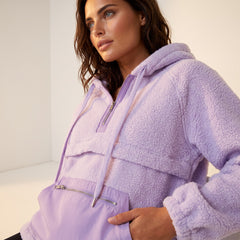 Sweat à capuche pelucheux violet Lavendula, poche plaquée et cordon de serrage