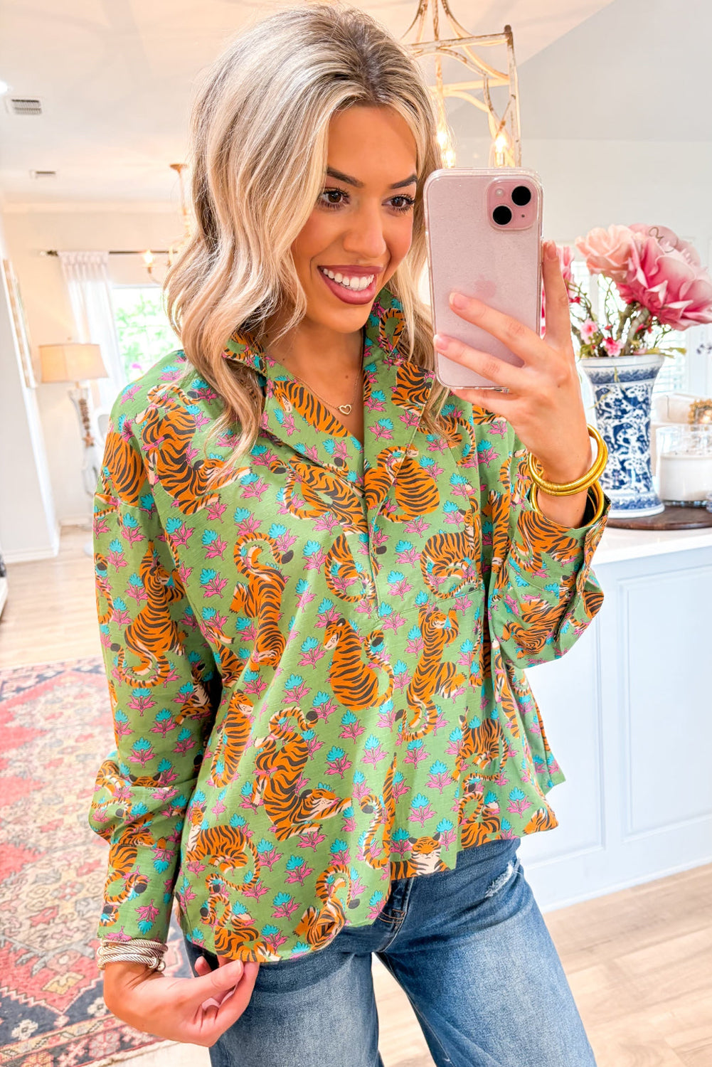 Chemise décontractée à col en V et imprimé floral tigre vert-A WOMAN WE LOVE