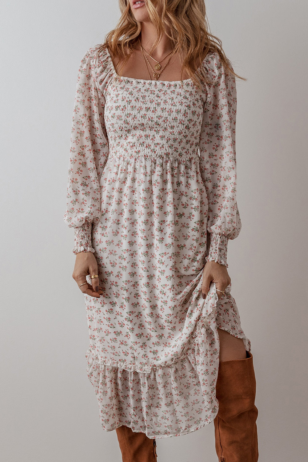 Vestido midi de cuello cuadrado con estampado floral blanco