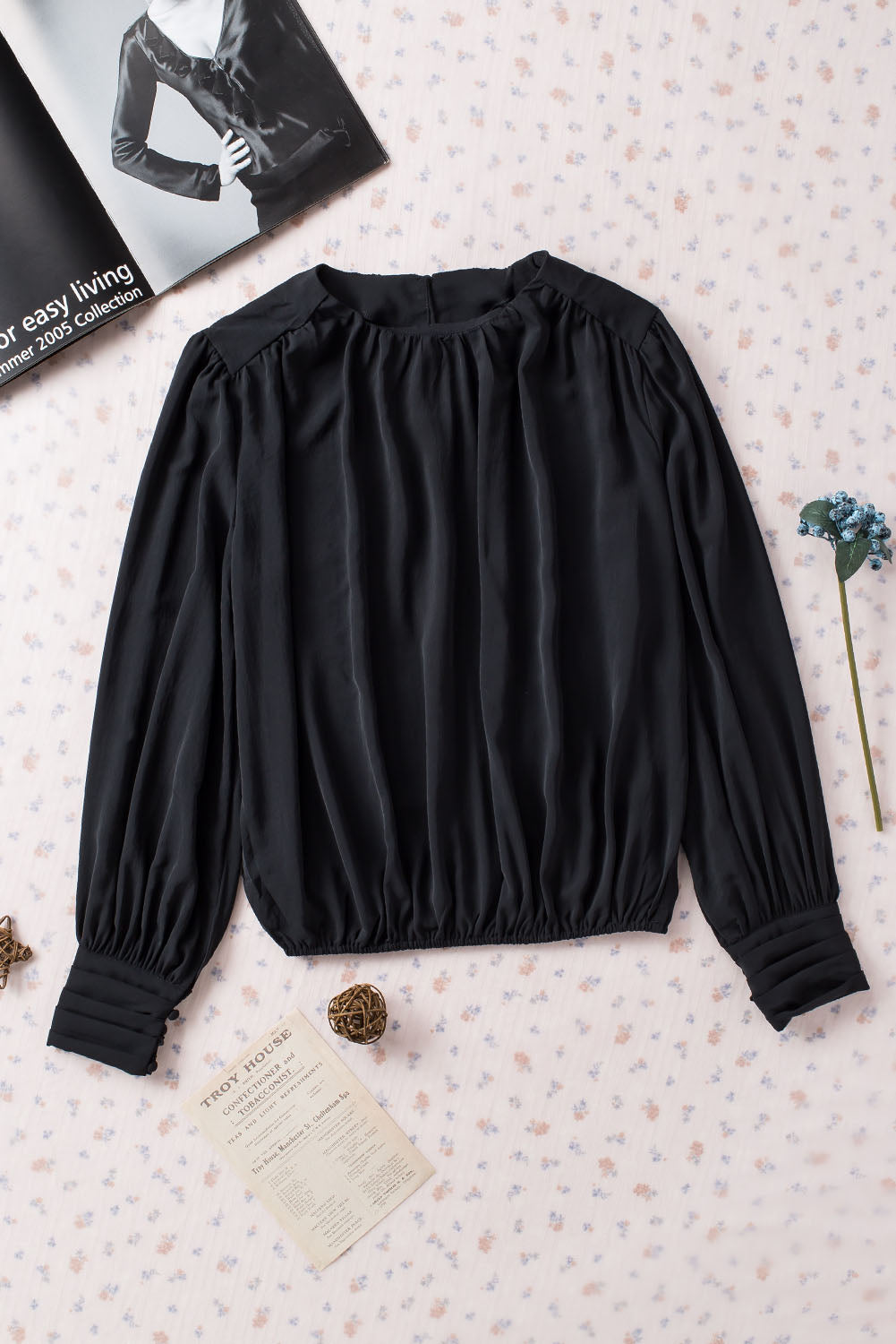 Chemisier ample plissé noir avec épaules rembourrées et poignets boutonnés-A WOMAN WE LOVE