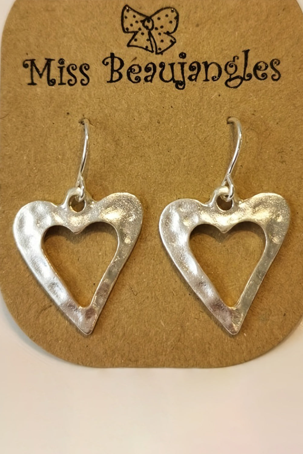 Boucles d'oreilles blanches en forme de cœur creux Valentine-A WOMAN WE LOVE