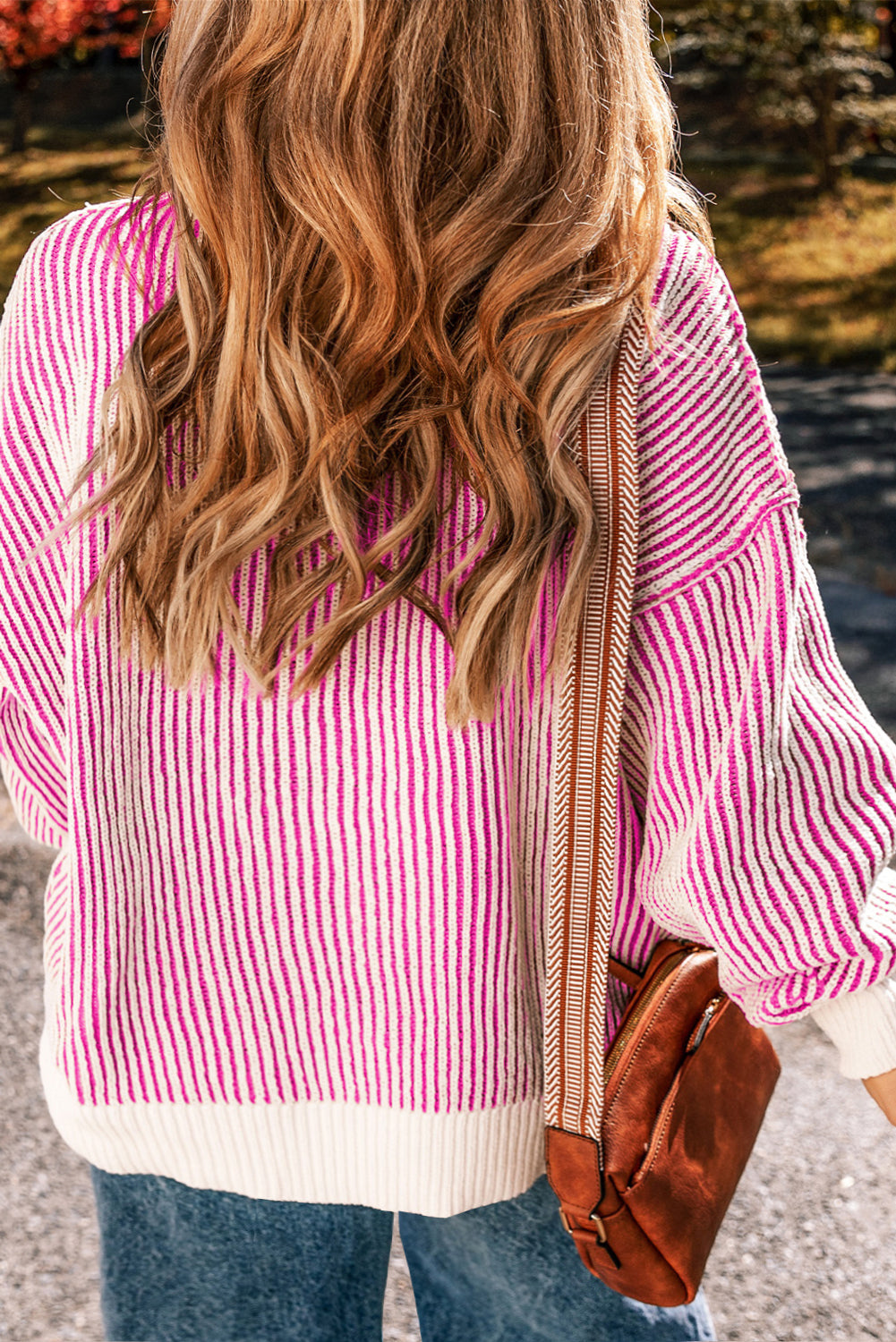 Loose-fitting sweater with contrasting edges in a textured knit with bright pink stripes