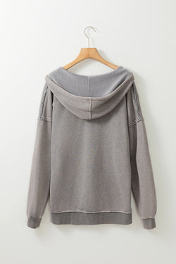 Sudadera gris con capucha con costuras minerales y aparentes