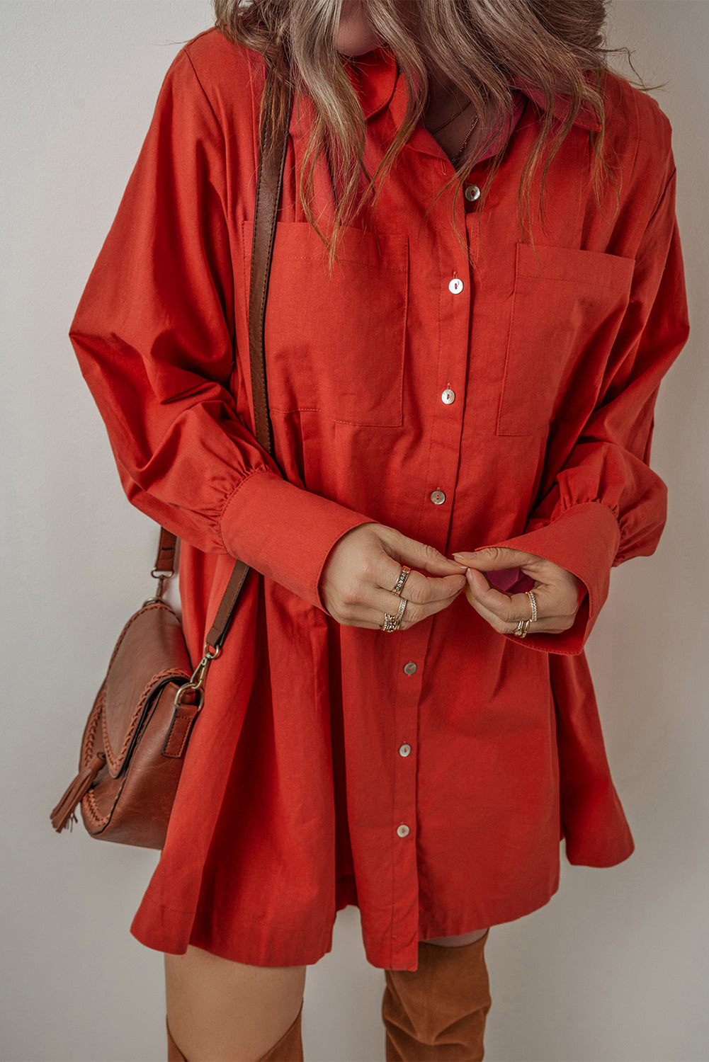 Mini-robe chemise plissée boutonnée à manches évêque rouge tomate