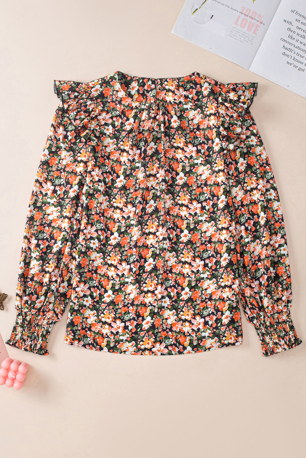 Blouse florale orange à volants et poignets froncés