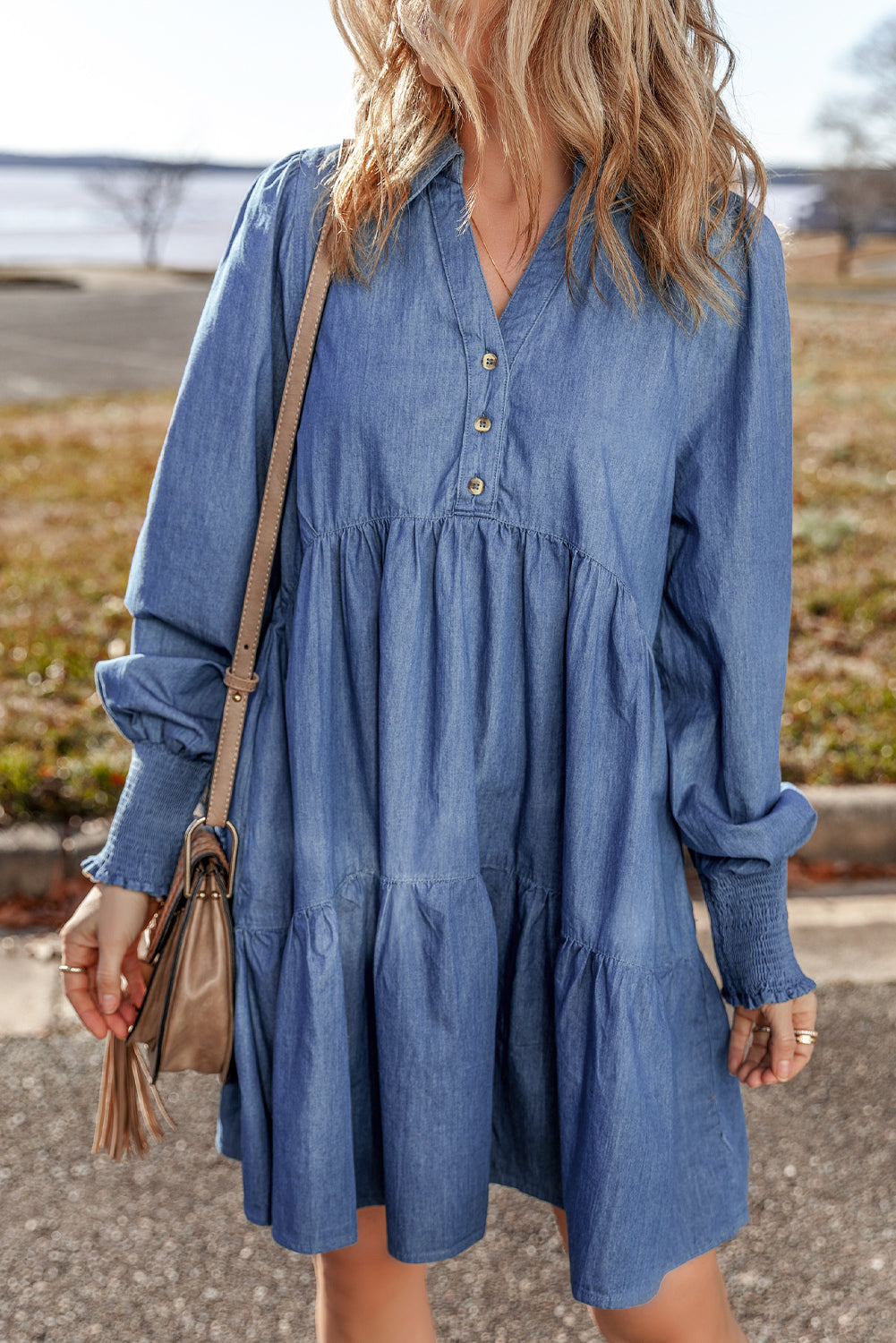 Mini-robe en denim boutonnée à plusieurs niveaux et manchettes smockées bleu crépuscule