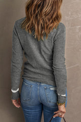 Medium gray sweater with long sleeves and round neck with ribbed border