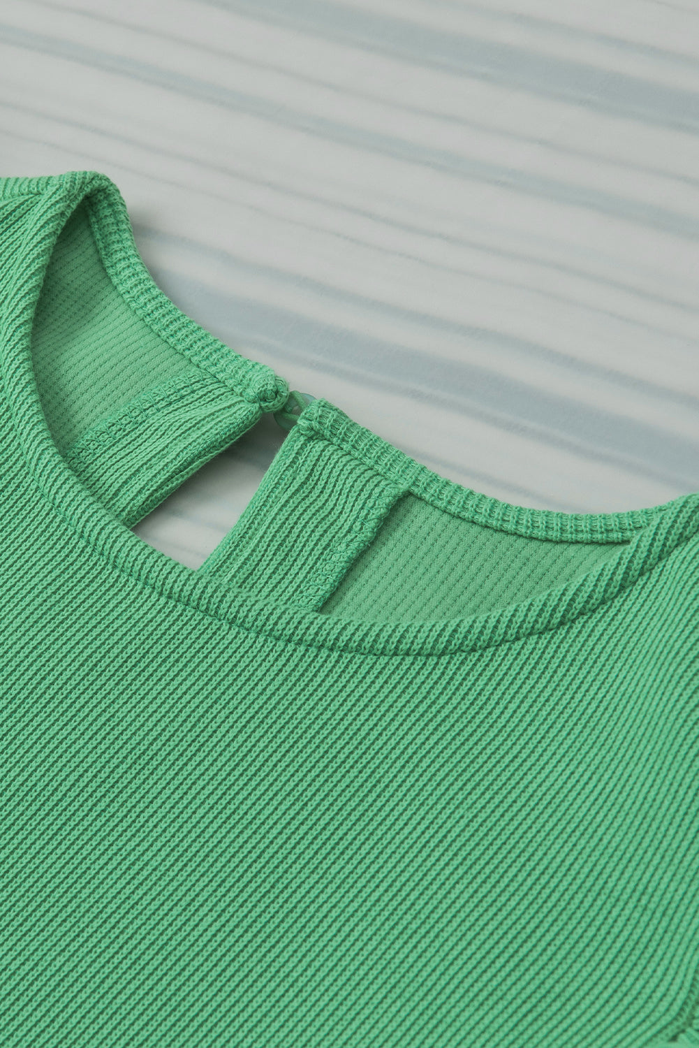 Blouse verte en tricot côtelé à manches bouffantes à volants-A WOMAN WE LOVE