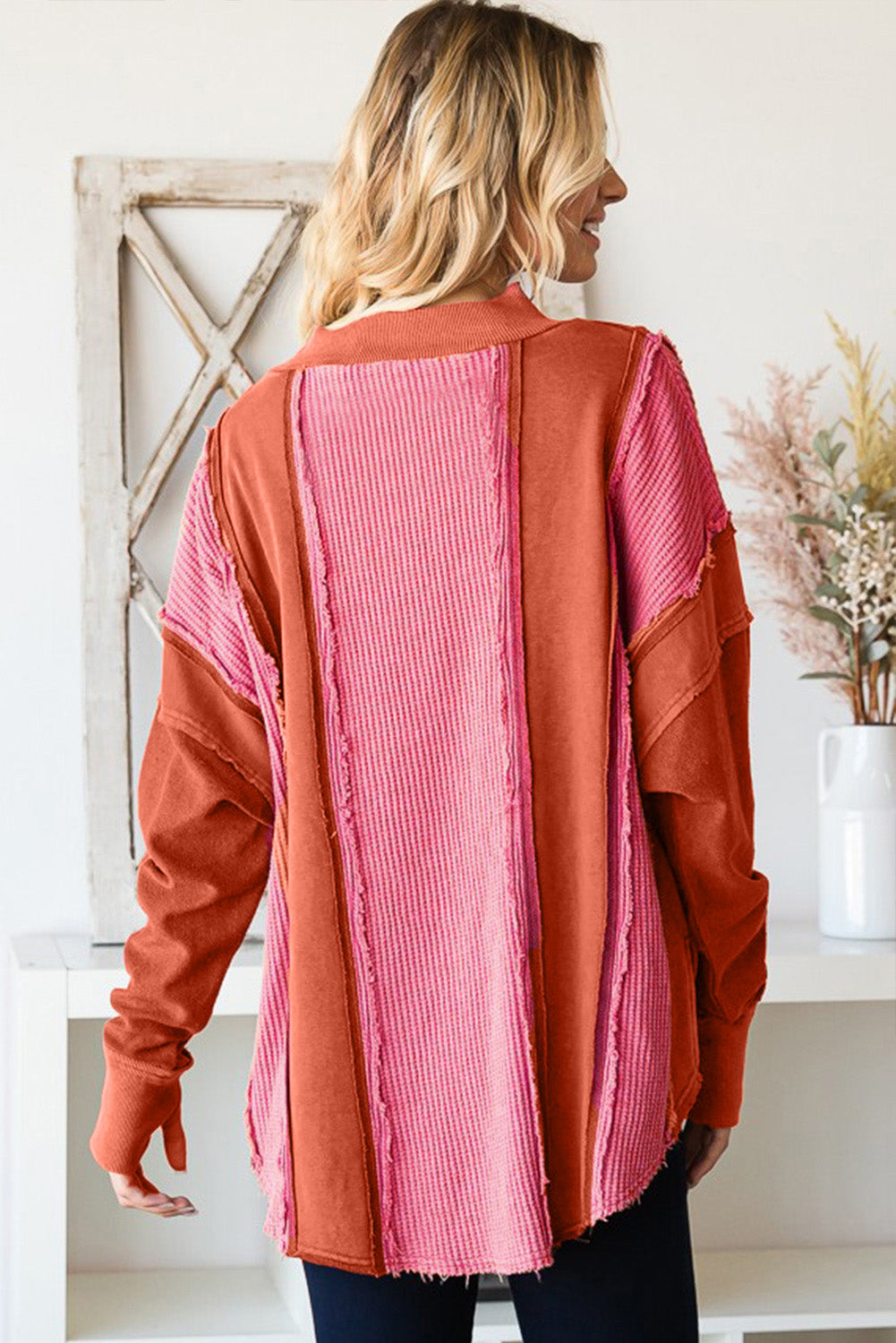 Haut en patchwork de coutures exposées déchirées en tricot gaufré rouge ardent avec trou pour le pouce