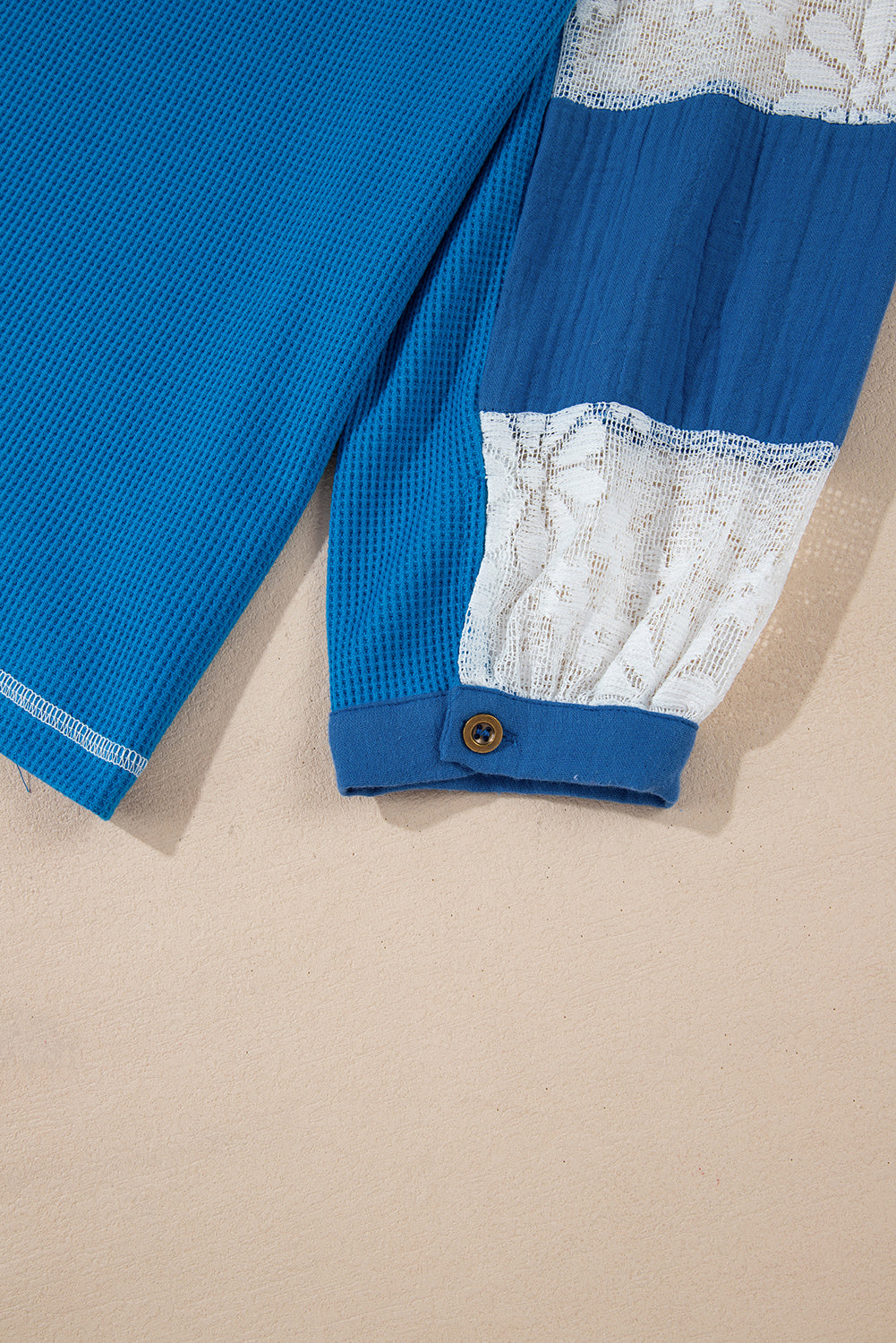 Chemisier en tricot côtelé à col en V et manches patchwork floral en dentelle bleu ciel-A WOMAN WE LOVE