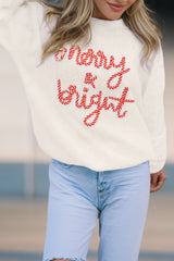 Suéter navideño con rayas blancas con letras alegres y brillantes