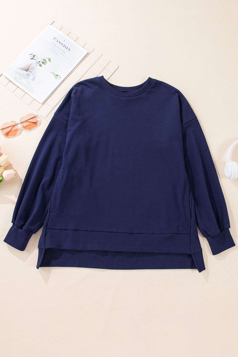 Spaccatura a blu blu navy o la felpa pullover a basso orlo basso