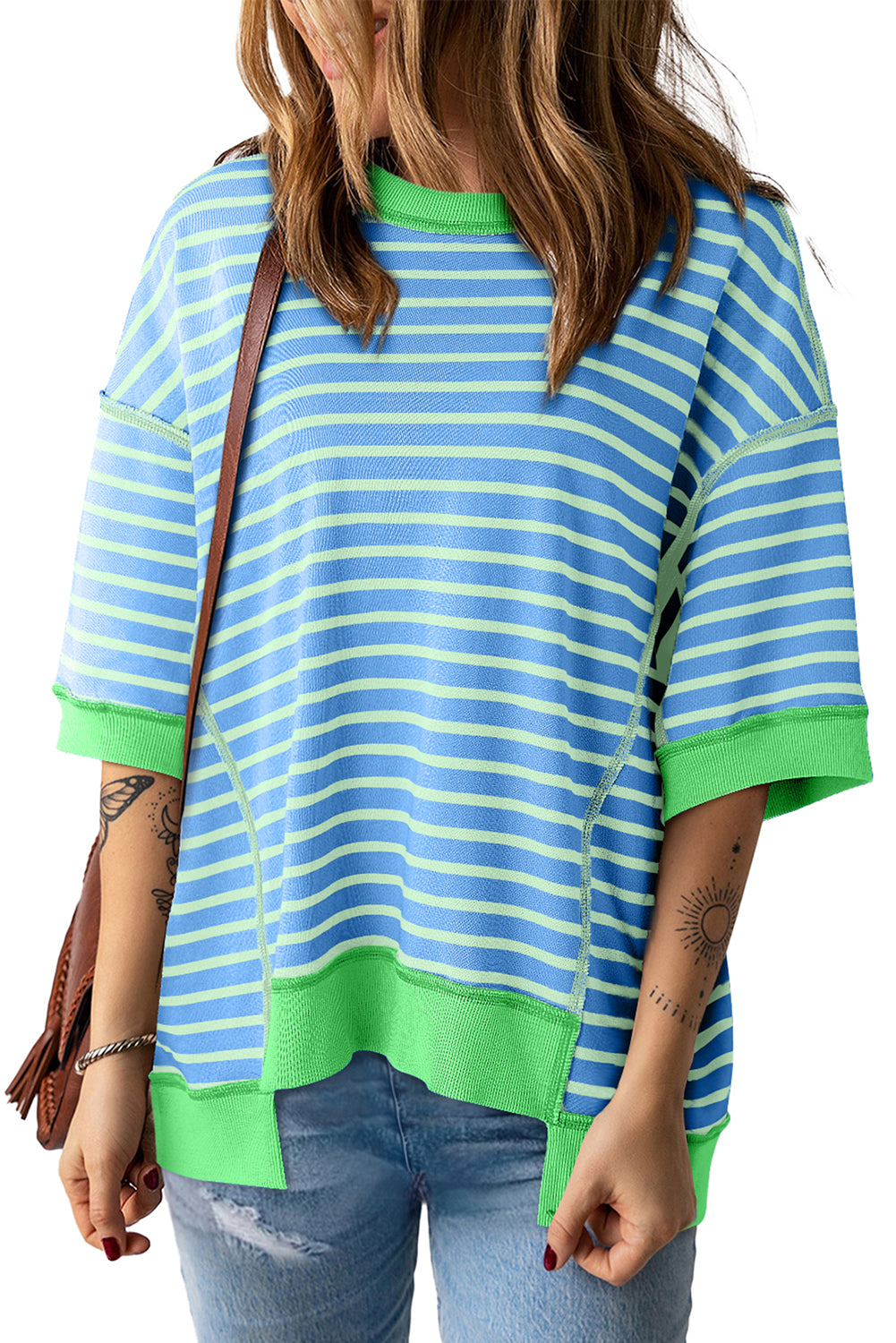 Camiseta alta e inferior con rayas azul cielo, borde contrastante de gran tamaño, costuras expuestas
