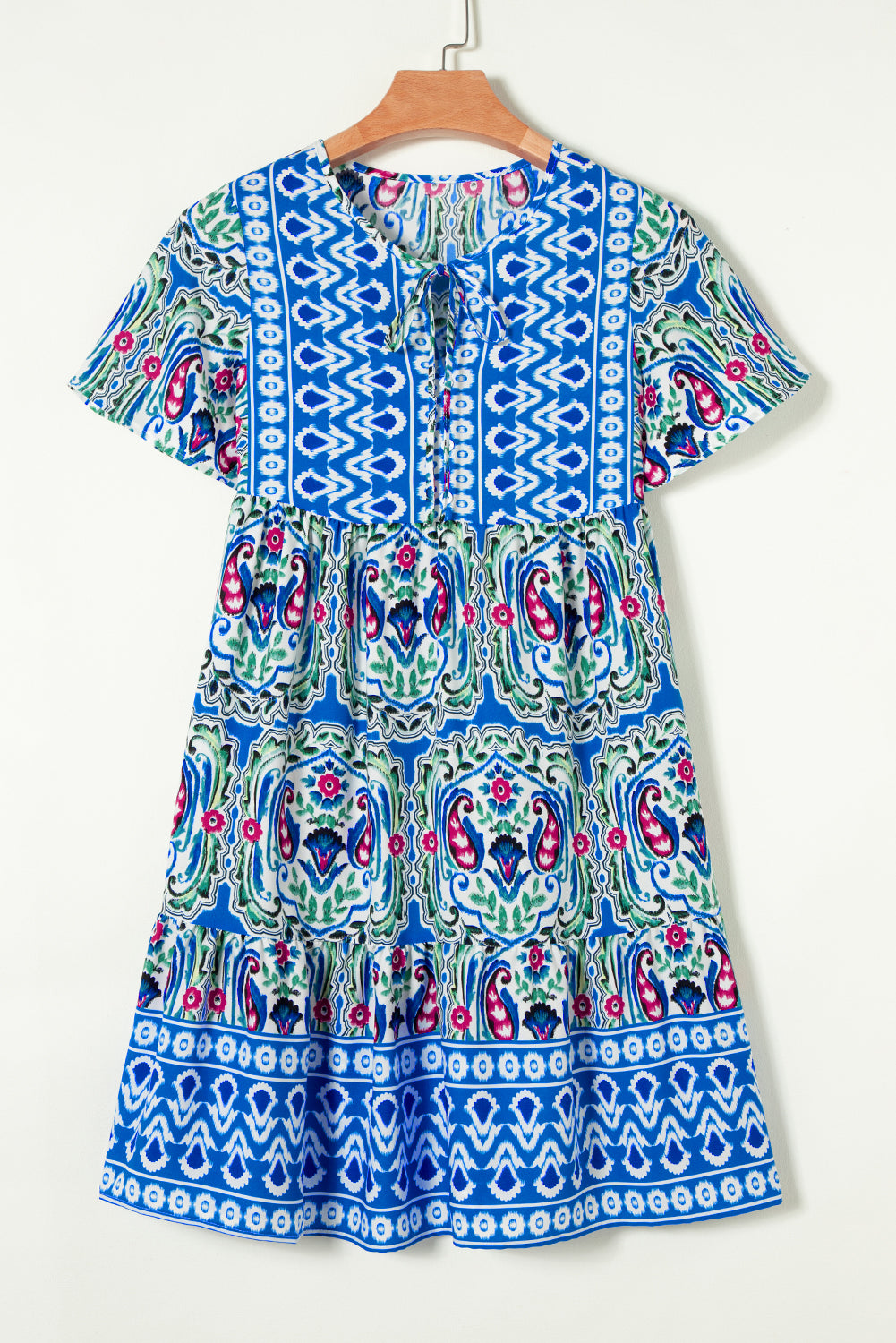 Robe courte bleu ciel à imprimé bohème, col noué, ourlet à volants