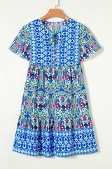 Robe courte bleu ciel à imprimé bohème, col noué, ourlet à volants