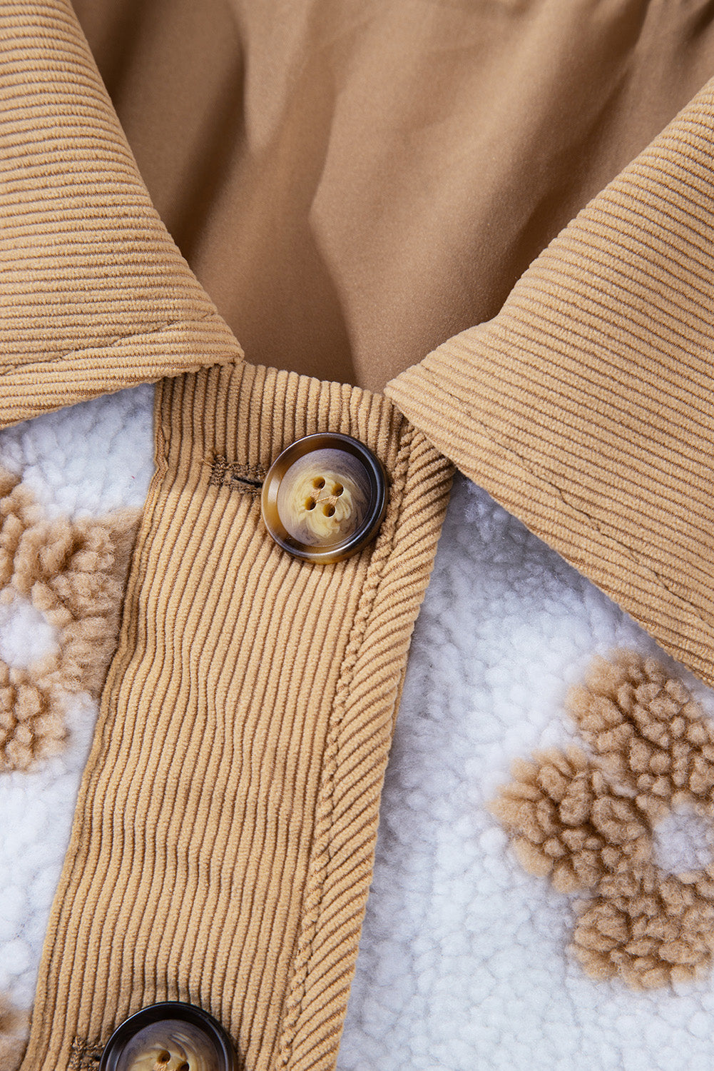 Leichter französischer Beige süßes Blumenmuster -Knopf UP Fleece Jacke