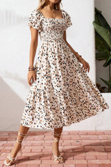 Robe beige à imprimé floral discret, col carré smocké