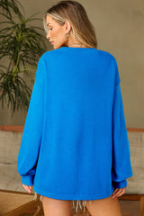 Sudadera básica con manga larga y hombros que caen en un cielo azul liso