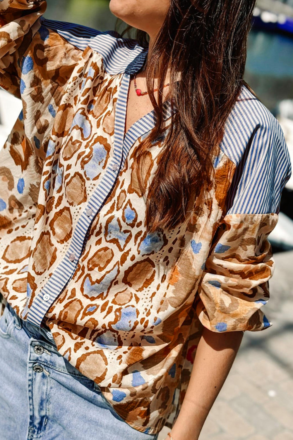 Chemise à col en V en patchwork à rayures léopard colorées beige français clair-A WOMAN WE LOVE