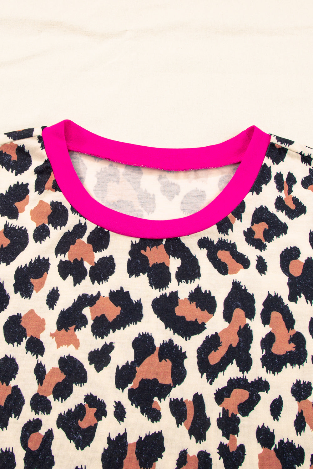 Camiseta blanca con estampado de leopardo y borde contrastante