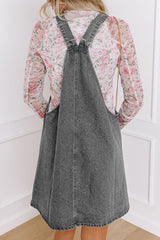 Mini-robe en jean gris moyen à larges bretelles boutonnées avec poches sur le devant