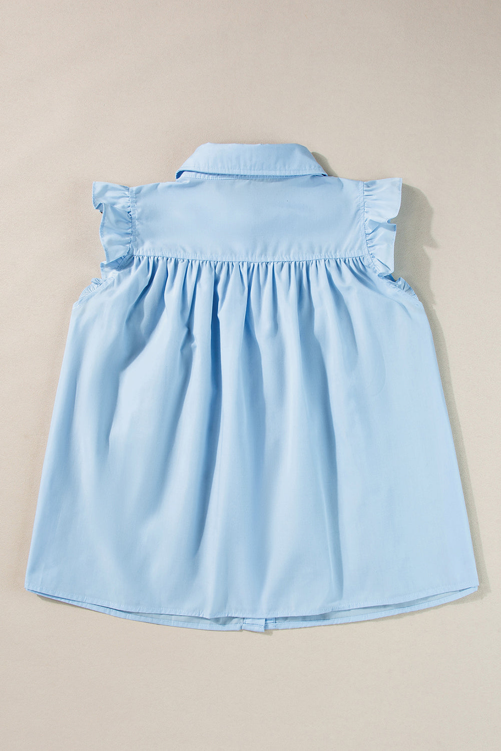 Chemise sans manches à volants et bordure Ric Rac bleu ciel-A WOMAN WE LOVE