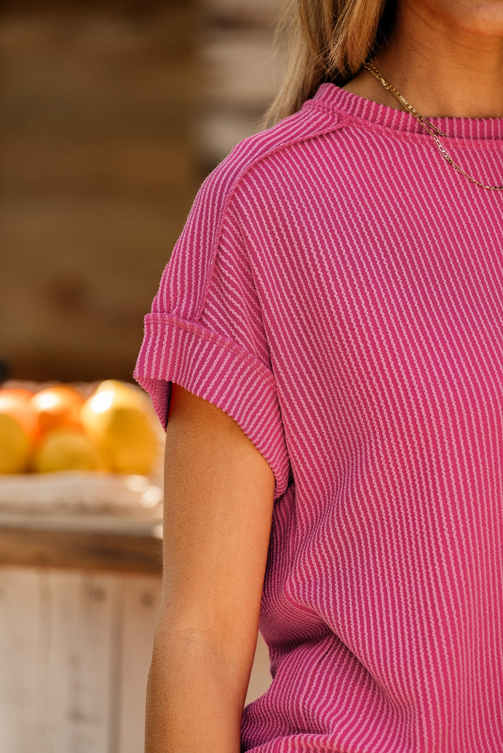 T-shirt de couture exposé en tricot en tricot rouge rose