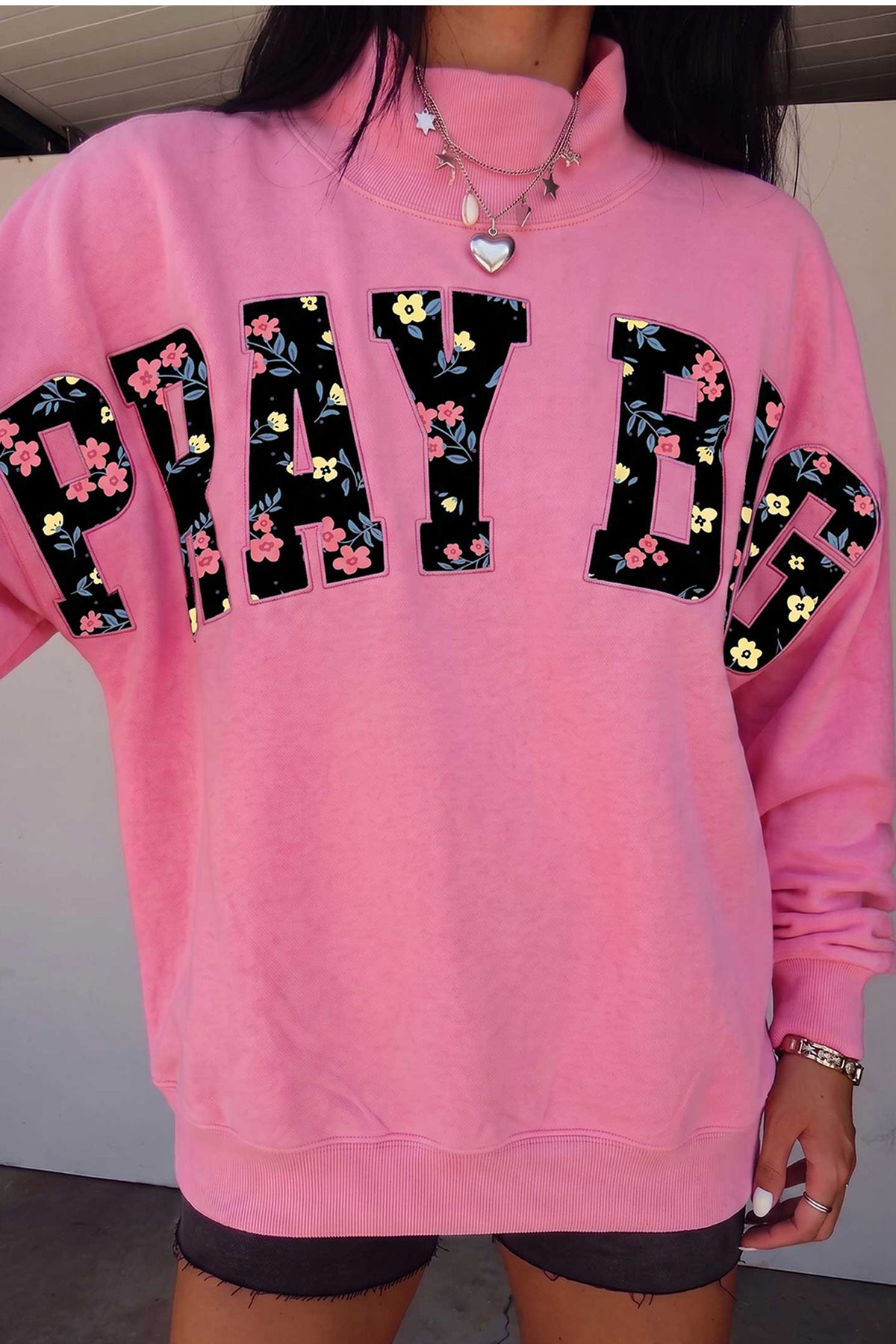 Sweat-shirt rose à col montant et appliqué floral PRAY BIG