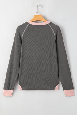 Alto Henley Textured Grey Carbon con costuras contrastantes