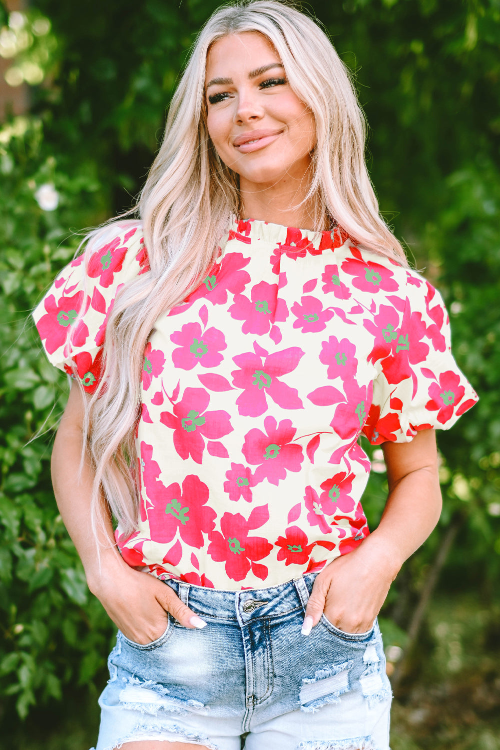 Beige blouse with puffy flowers and sleeves *