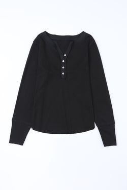 Alto Henley en tejido negro en relieve con un escote fronterizo