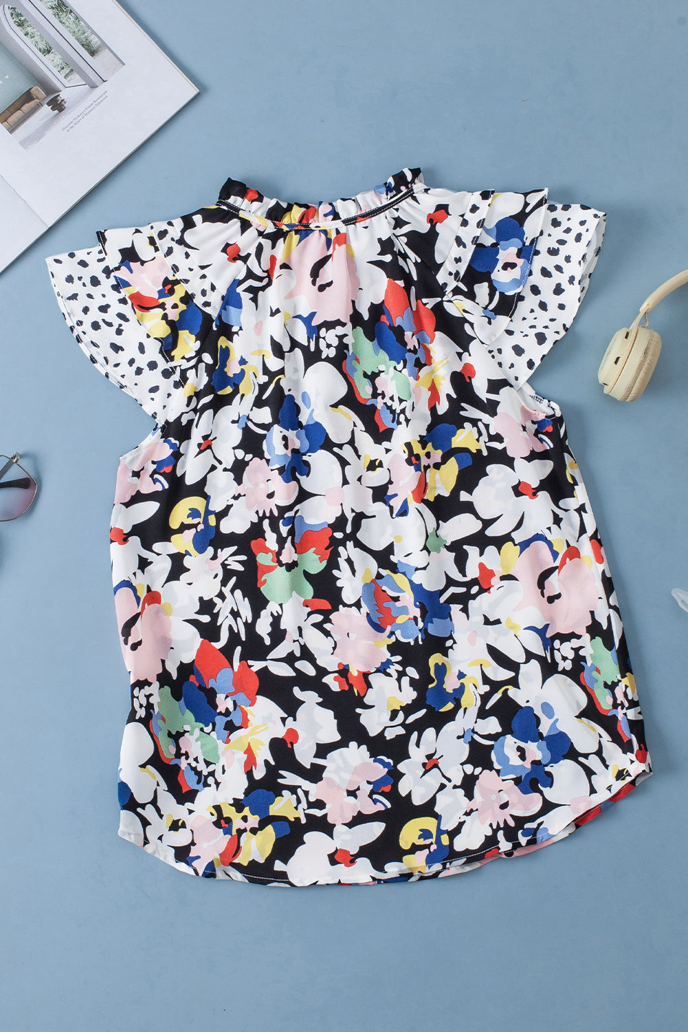 Blouse noire à volants et manches flottantes à fleurs nouée à col en V-A WOMAN WE LOVE