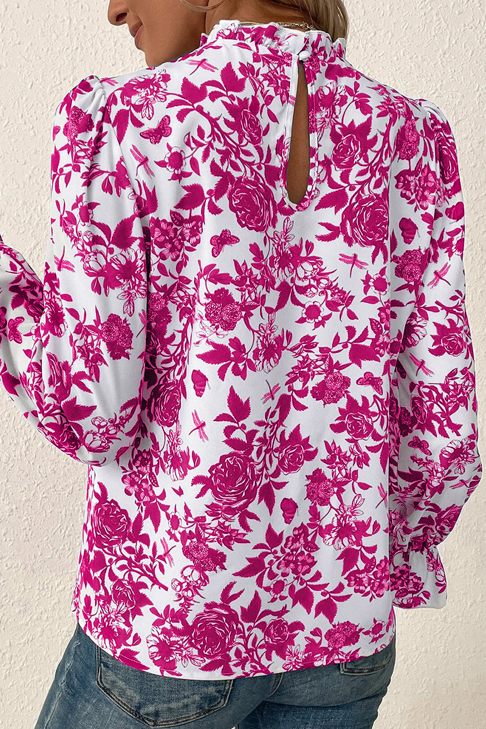 Chemisier rose à imprimé floral et manches à volants avec trou de serrure dans le dos-A WOMAN WE LOVE