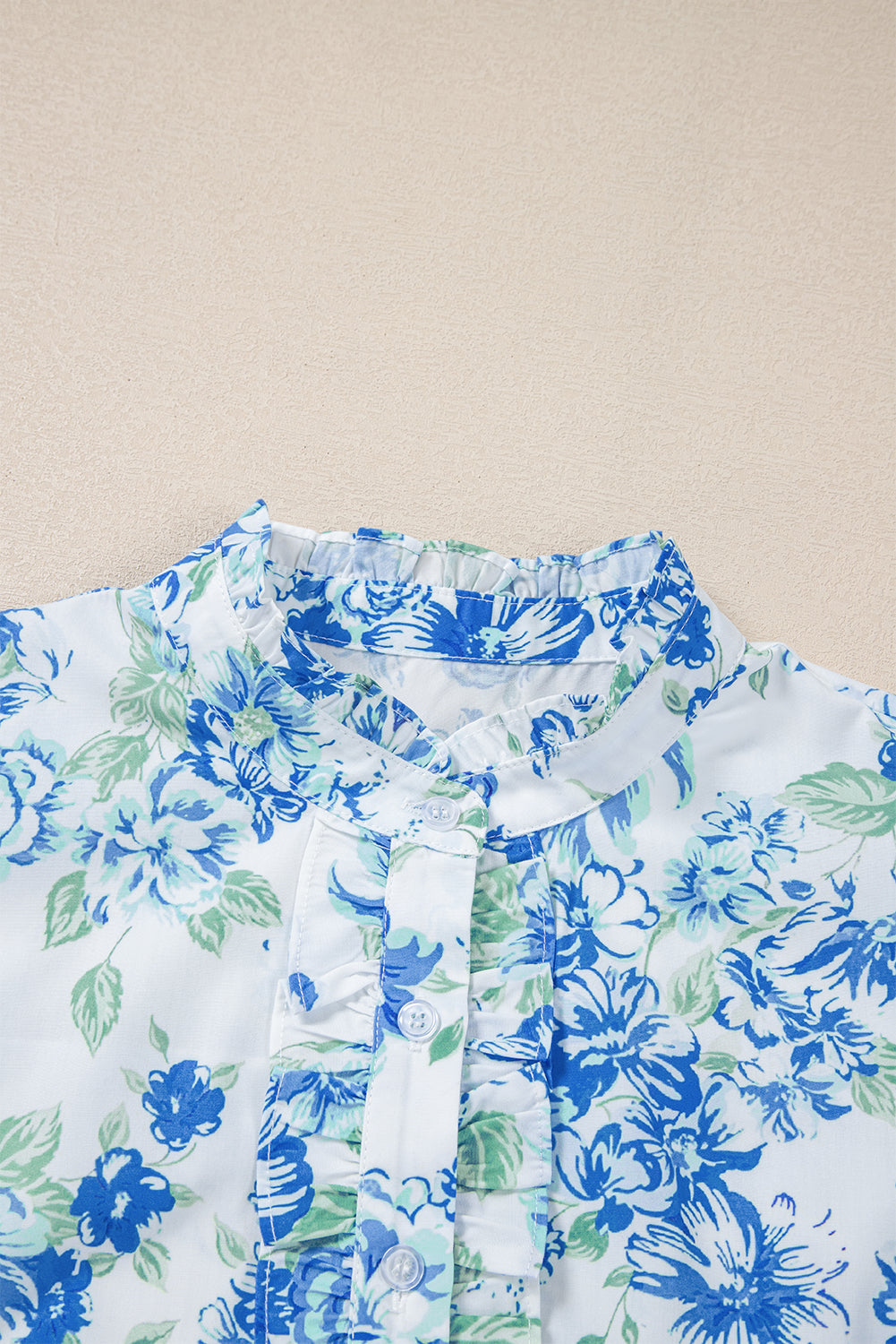 Chemise boutonnée à volants et imprimé floral bleu ciel-A WOMAN WE LOVE