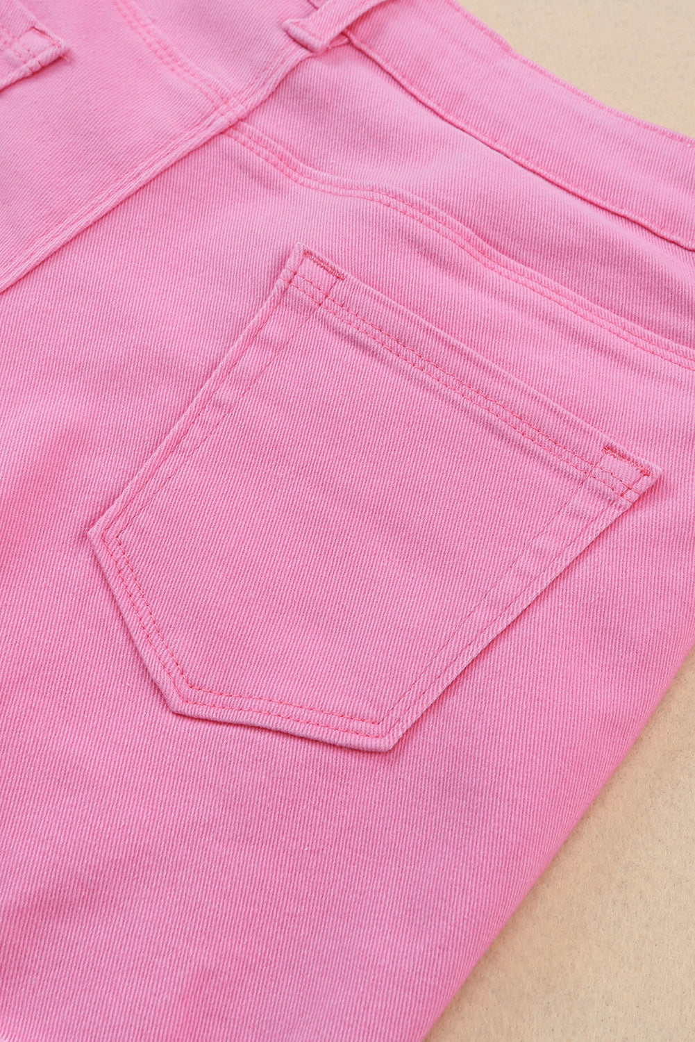 Shorts en denim en détresse de couleur unie rose