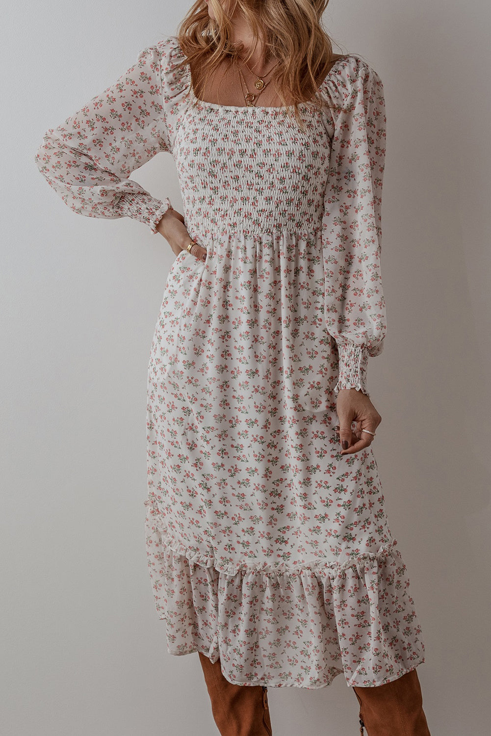 Vestido midi de cuello cuadrado con estampado floral blanco